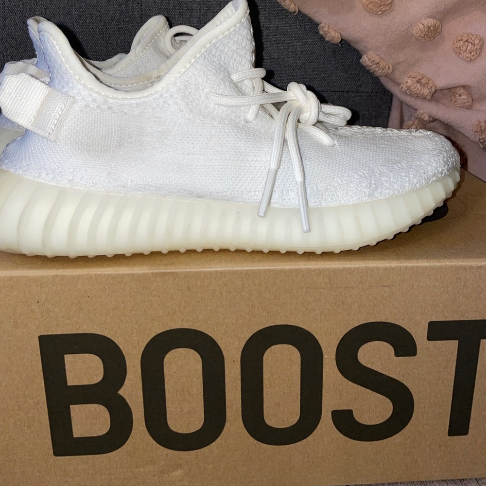 White Yeezy Boosts 350 V2